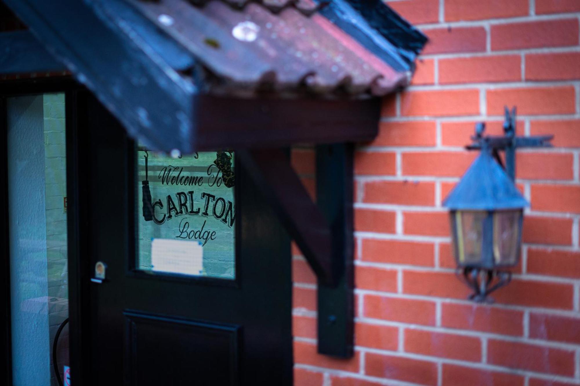 יורק The Lodge At Carlton Tavern Free Parking מראה חיצוני תמונה
